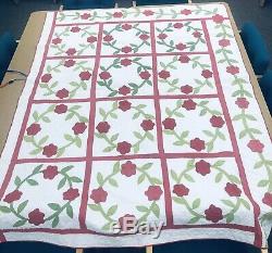 Vintage SIGNED Handmade Quilt Cira 1900-1920 Floral Wreathes just BEAUTIFUL