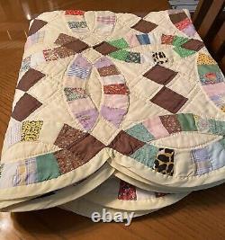 Vintage double wedding ring handsewn patchwork quilt with scalloped edge, 72x84