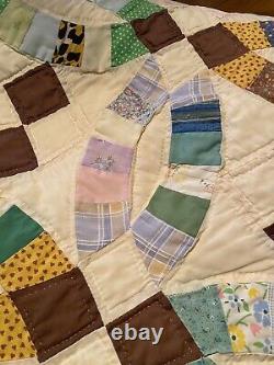 Vintage double wedding ring handsewn patchwork quilt with scalloped edge, 72x84