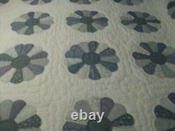 Vintage hand quilted by Amish ladies Dresden Plate QUILT 104x90 blues white