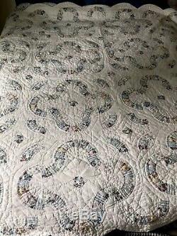 Vintage handmade queen quilt Beautiful Pattern 87x76 Scalloped Edged