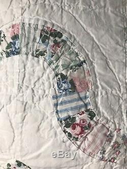Vintage handmade queen quilt Beautiful Pattern 87x76 Scalloped Edged