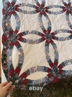 Vtg Double Wedding Ring Handmade Quilt Cottons 80x66 scallop edges Hand quilted