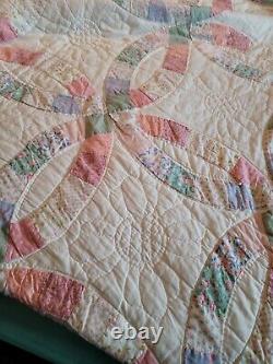 Vtg Handmade Quilted Feed Sack Double Wedding Ring Scalloped Pastel Colors Quilt