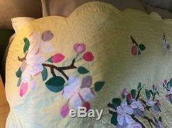 Vtg Quilt Hand Made Full Sz. Floral Appliqué Design On Yellow Backgrd 89x73vgc